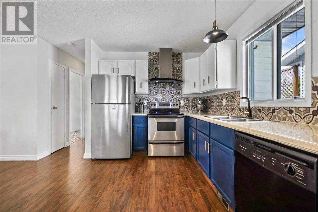 Single Family House 3 Level for Sale in  Macewan Drive NW MacEwan Glen Calgary 