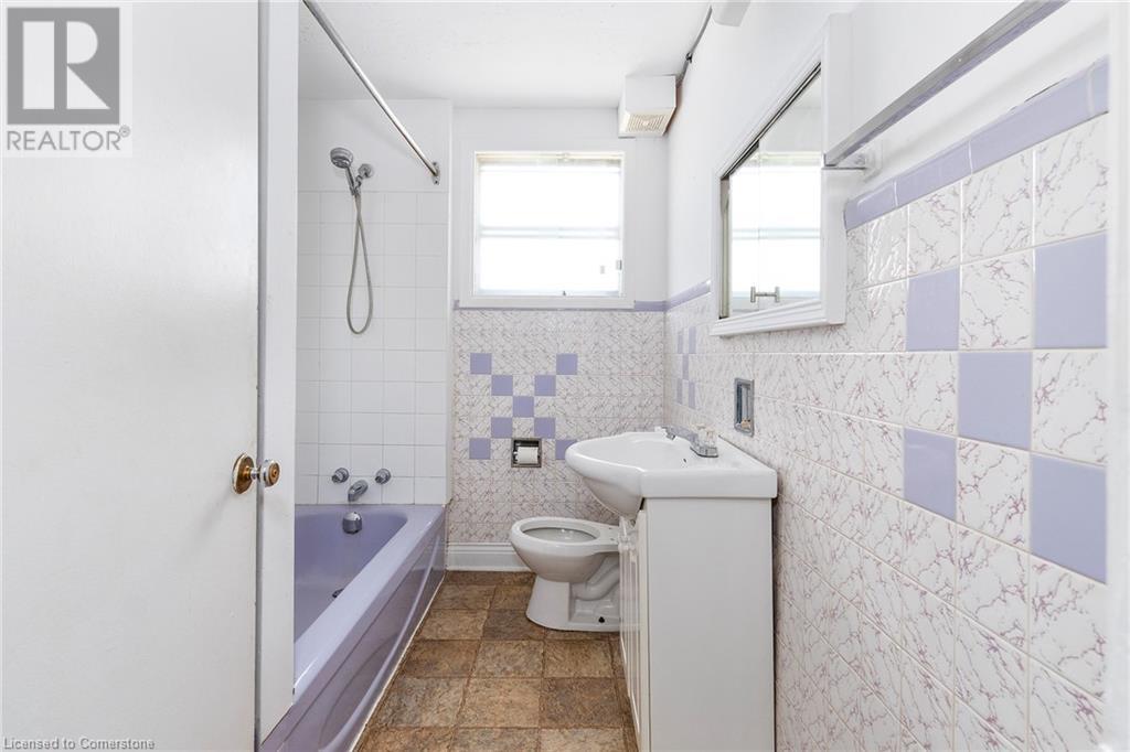 Photo 13 of 124 Parkdale Avenue N, Hamilton ON