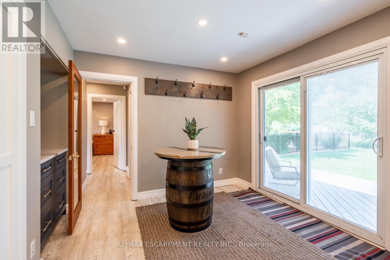 Photo 2 of 2172 Centre Road, Hamilton ON