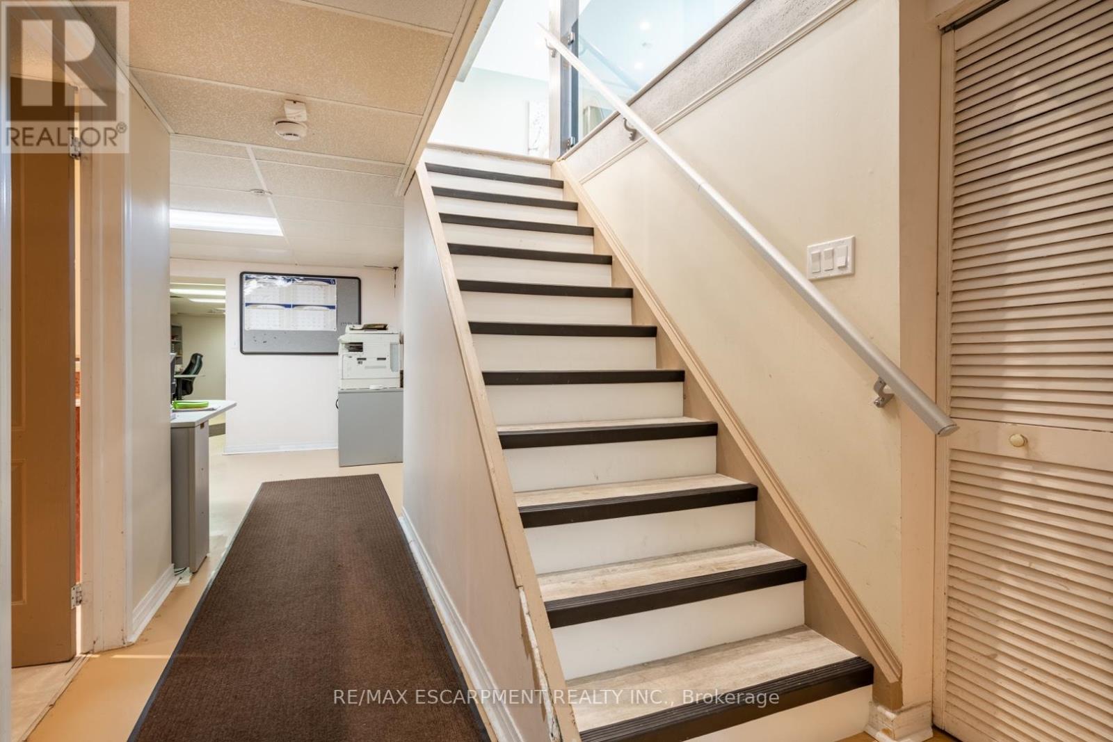 Photo 3 of 2172 Centre Road, Hamilton ON