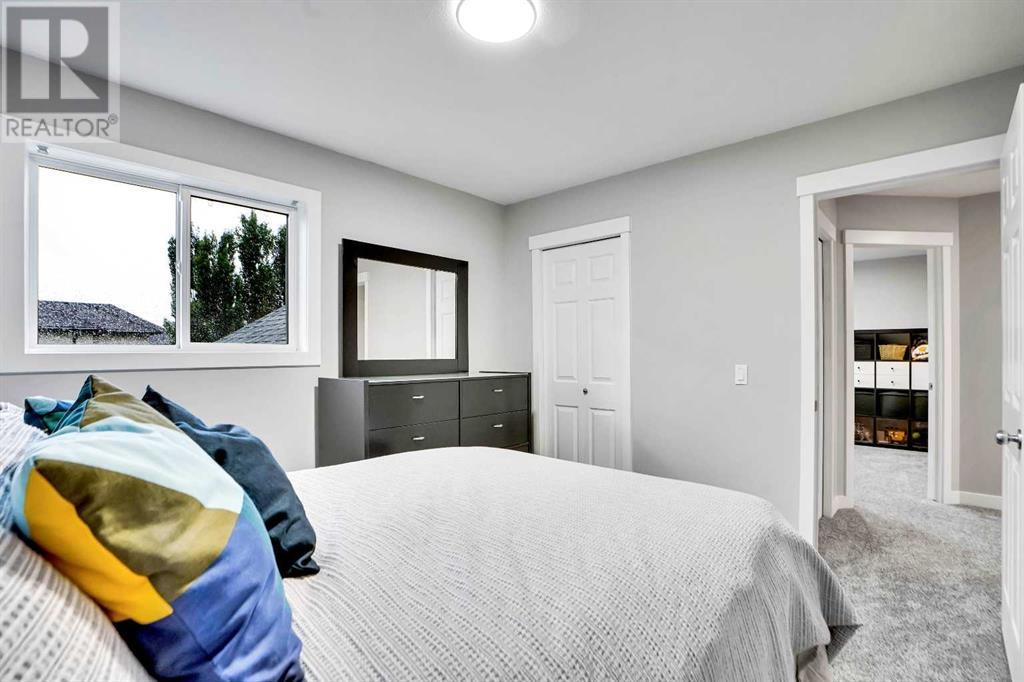 Single Family House for Sale in  Somerglen Cove SW Somerset Calgary 