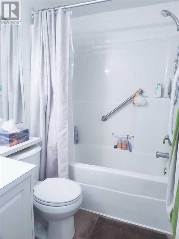 Single Family House for Sale in  Somerglen Cove SW Somerset Calgary 