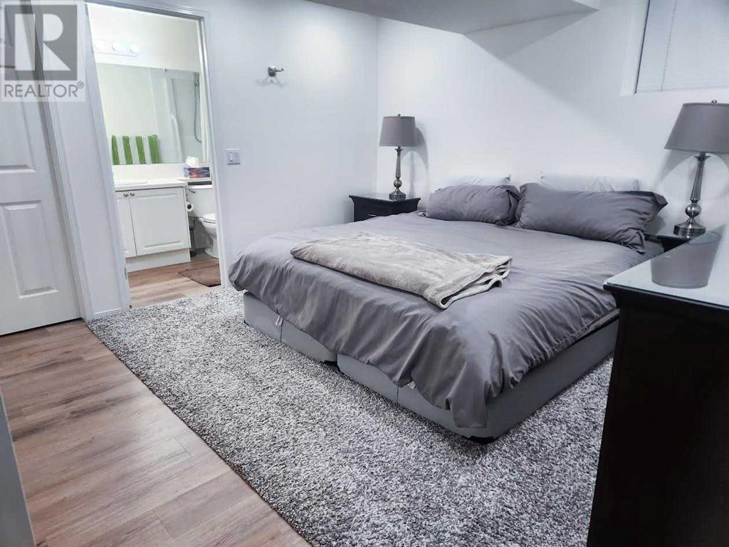 Single Family House for Sale in  Somerglen Cove SW Somerset Calgary 