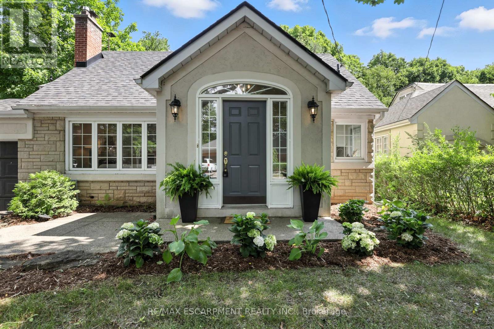 Photo 2 of 821 Shadeland Avenue, Burlington ON
