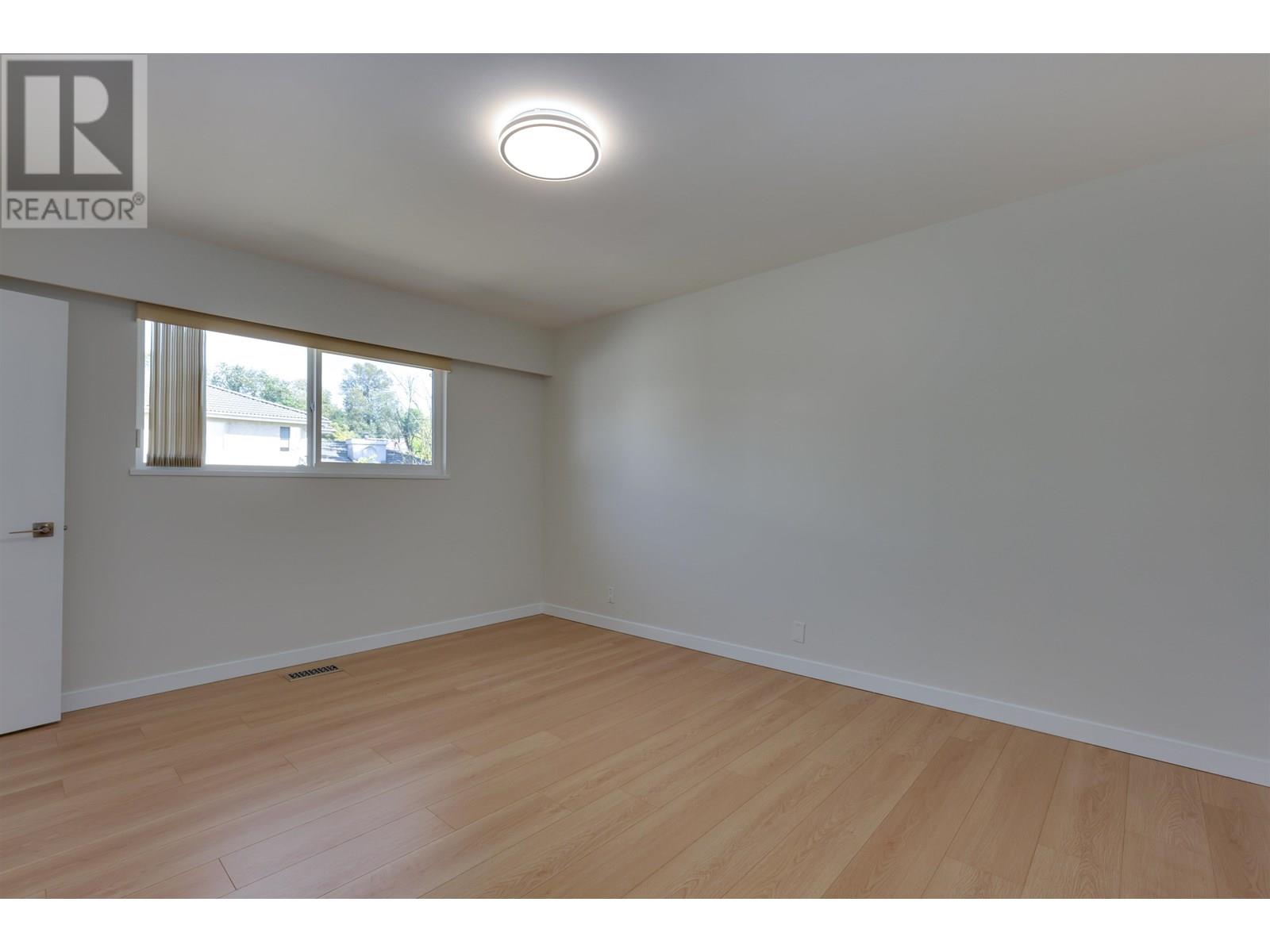 Photo 3 of 860 Howard Avenue, Burnaby BC
