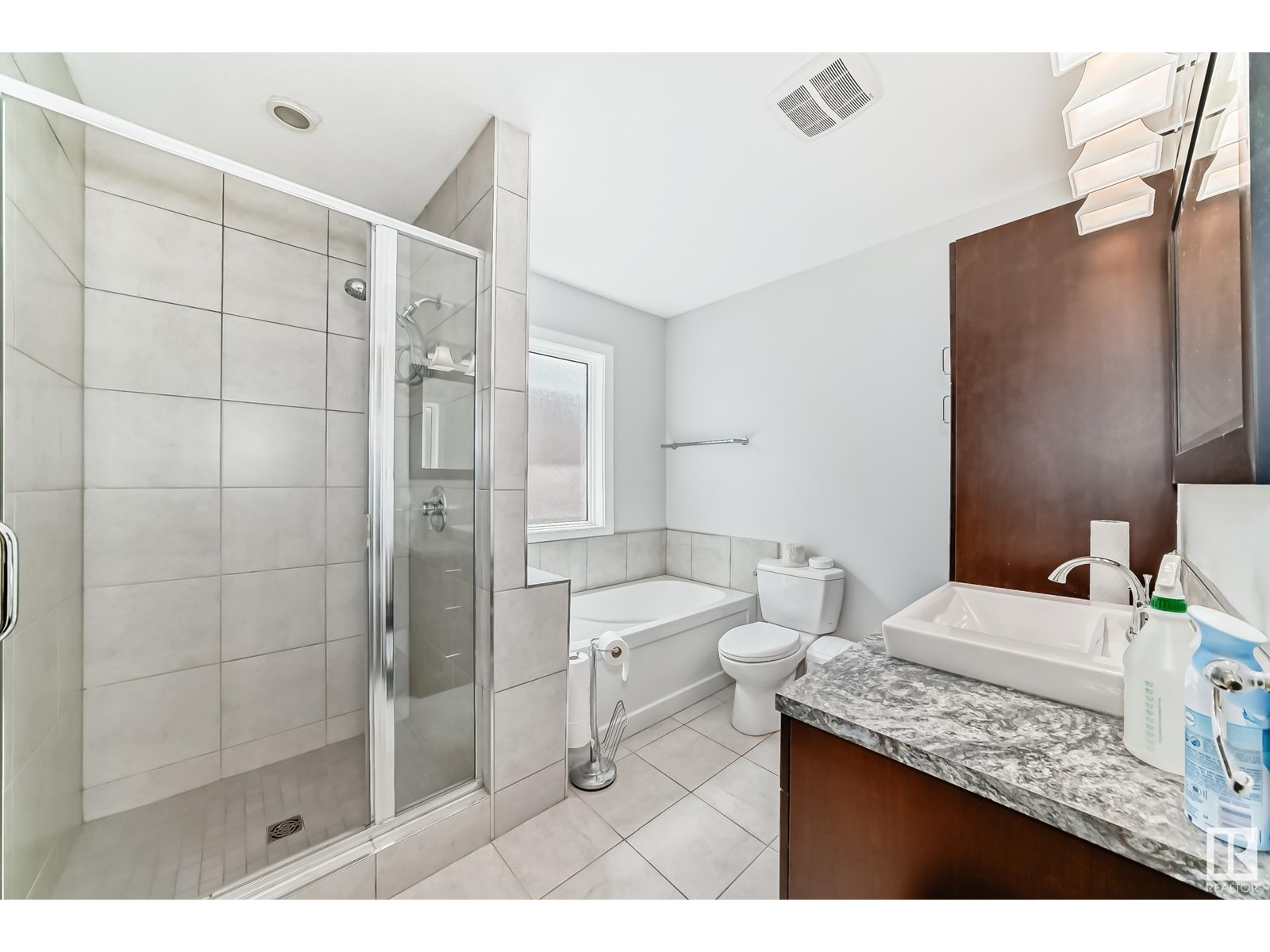 Photo 3 of 11240 95 A St Nw, Edmonton AB