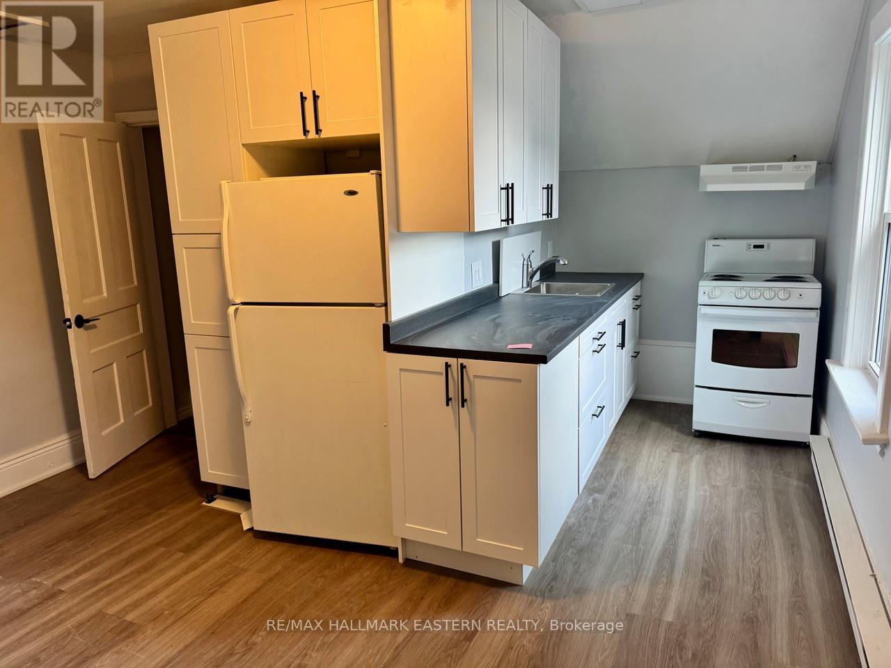 Photo 4 of 822 St Marys Street, Peterborough Central ON