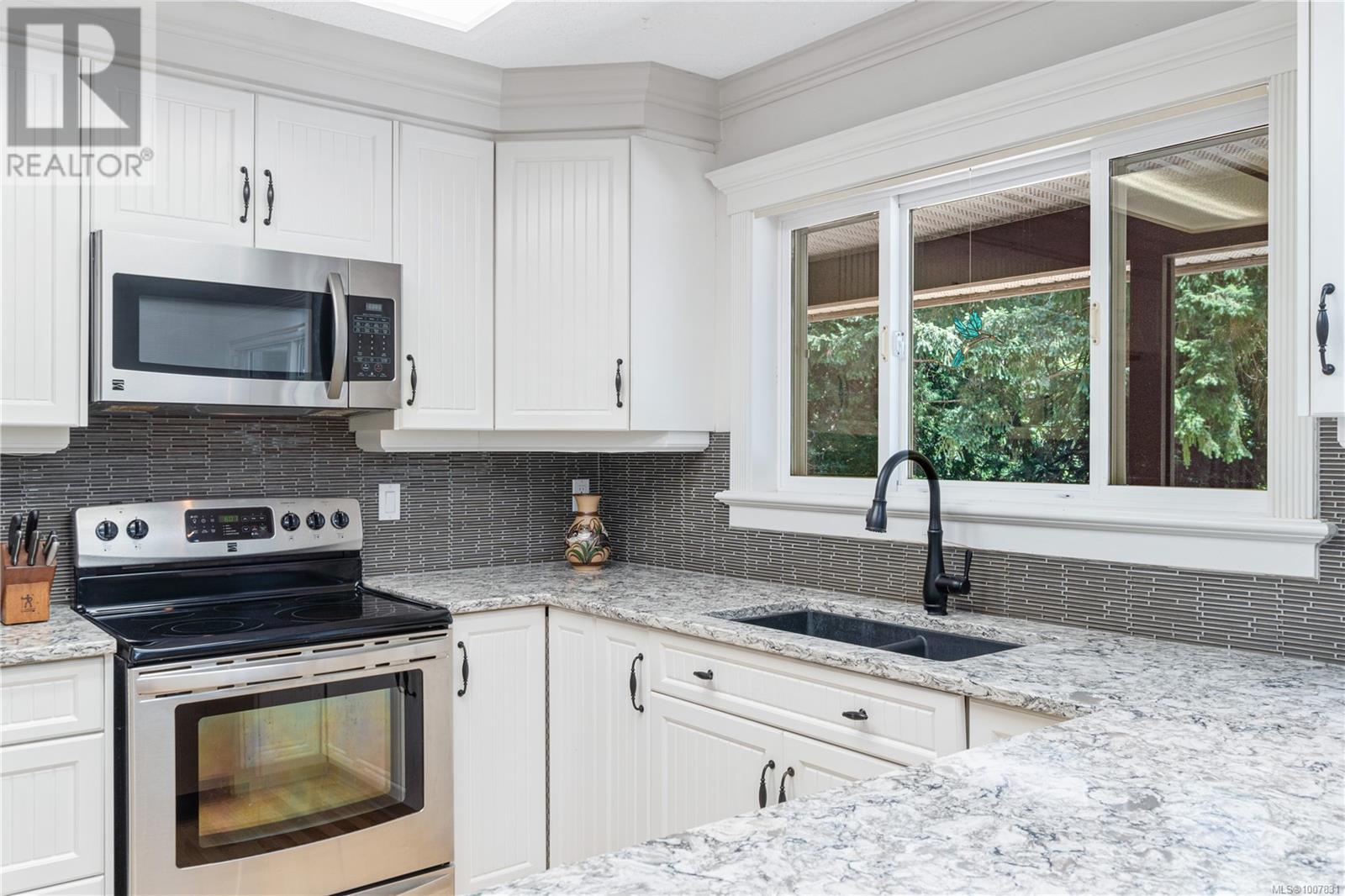 Photo 14 of 578 Wain Rd, Parksville BC