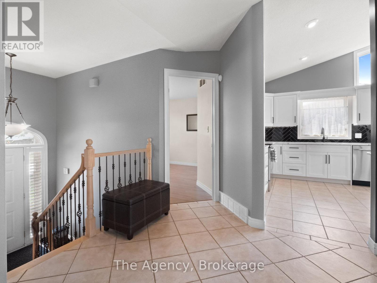Photo 4 of 7721 Parkview Crescent, Niagara Falls ON