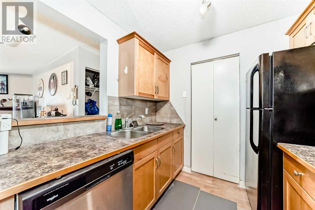 Single Family House for Sale in    Street SW Canyon Meadows Calgary 