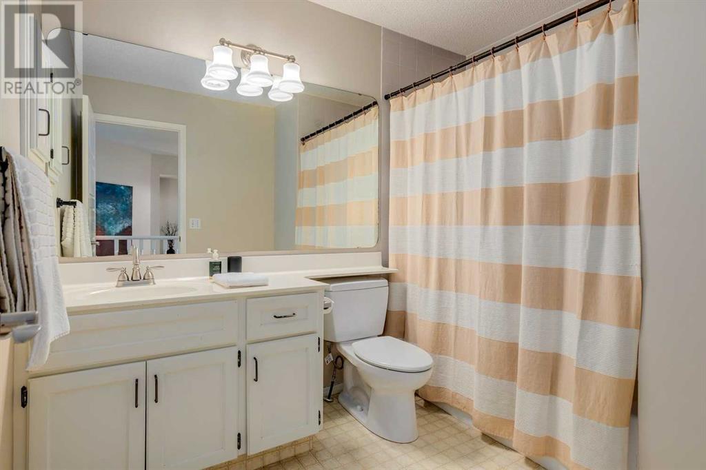 Single Family House for Sale in  Douglasbank Crescent SE Douglasdale/Glen Calgary 