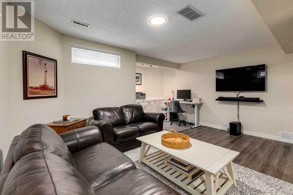 Single Family House for Sale in  Douglasbank Crescent SE Douglasdale/Glen Calgary 