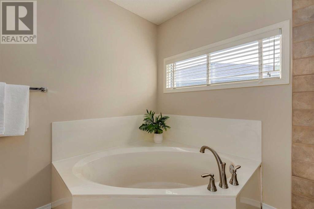 Single Family House for Sale in  Douglasbank Crescent SE Douglasdale/Glen Calgary 