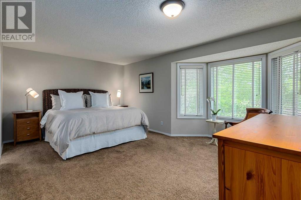 Single Family House for Sale in  Douglasbank Crescent SE Douglasdale/Glen Calgary 