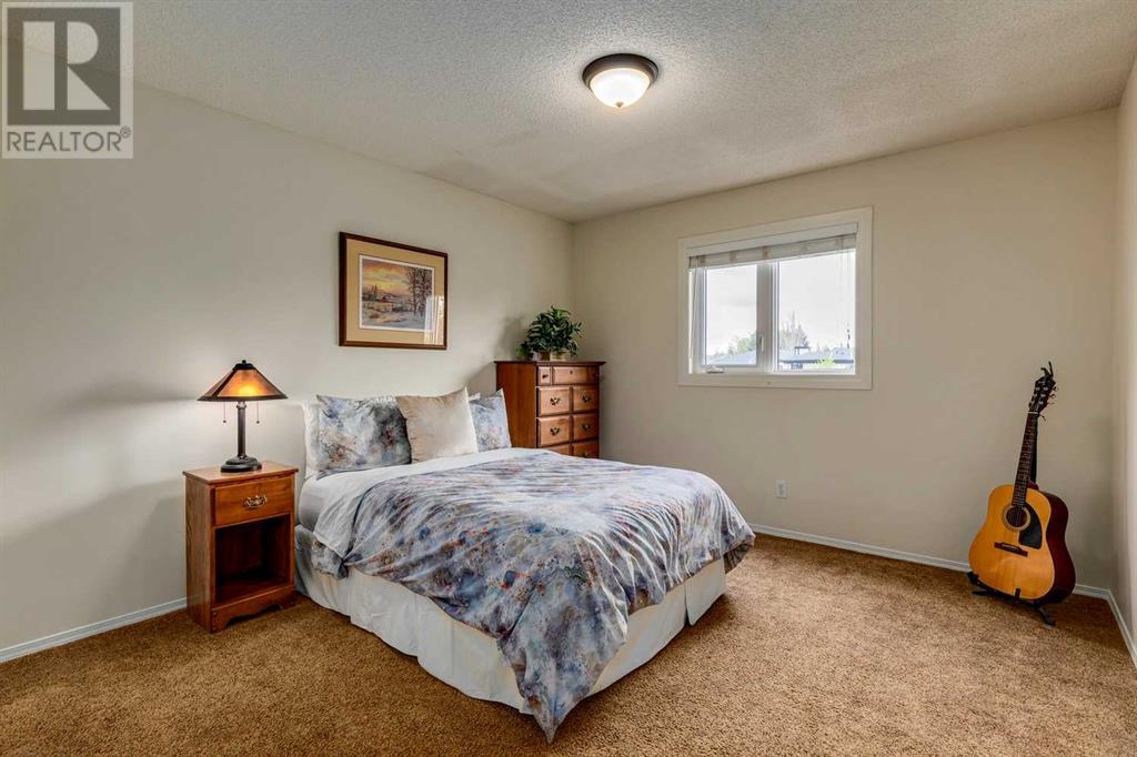 Single Family House for Sale in  Douglasbank Crescent SE Douglasdale/Glen Calgary 