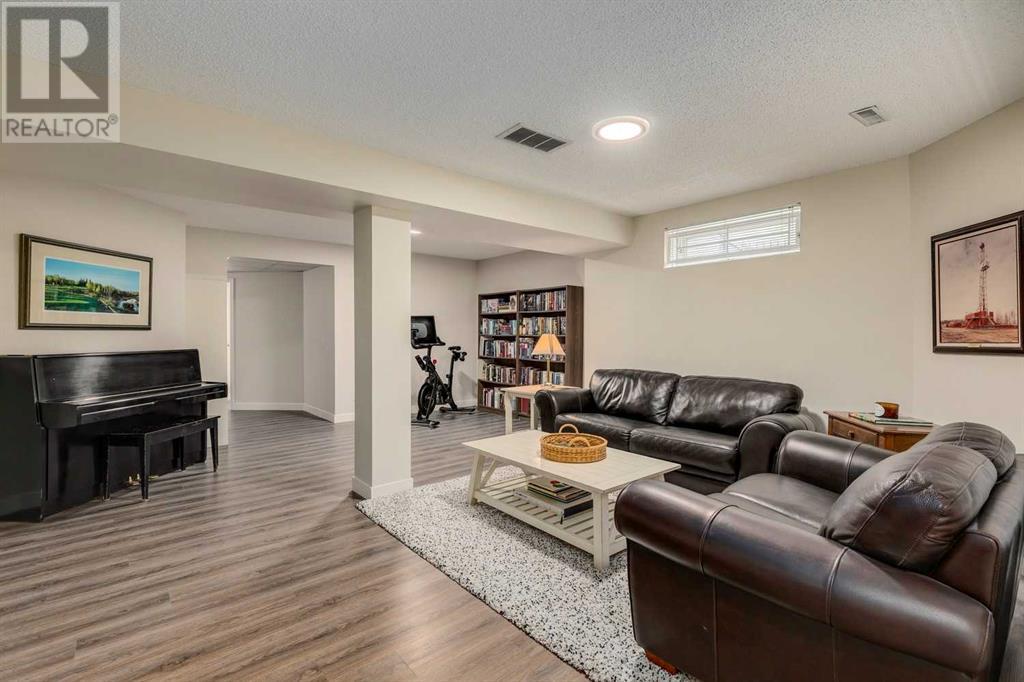 Single Family House for Sale in  Douglasbank Crescent SE Douglasdale/Glen Calgary 