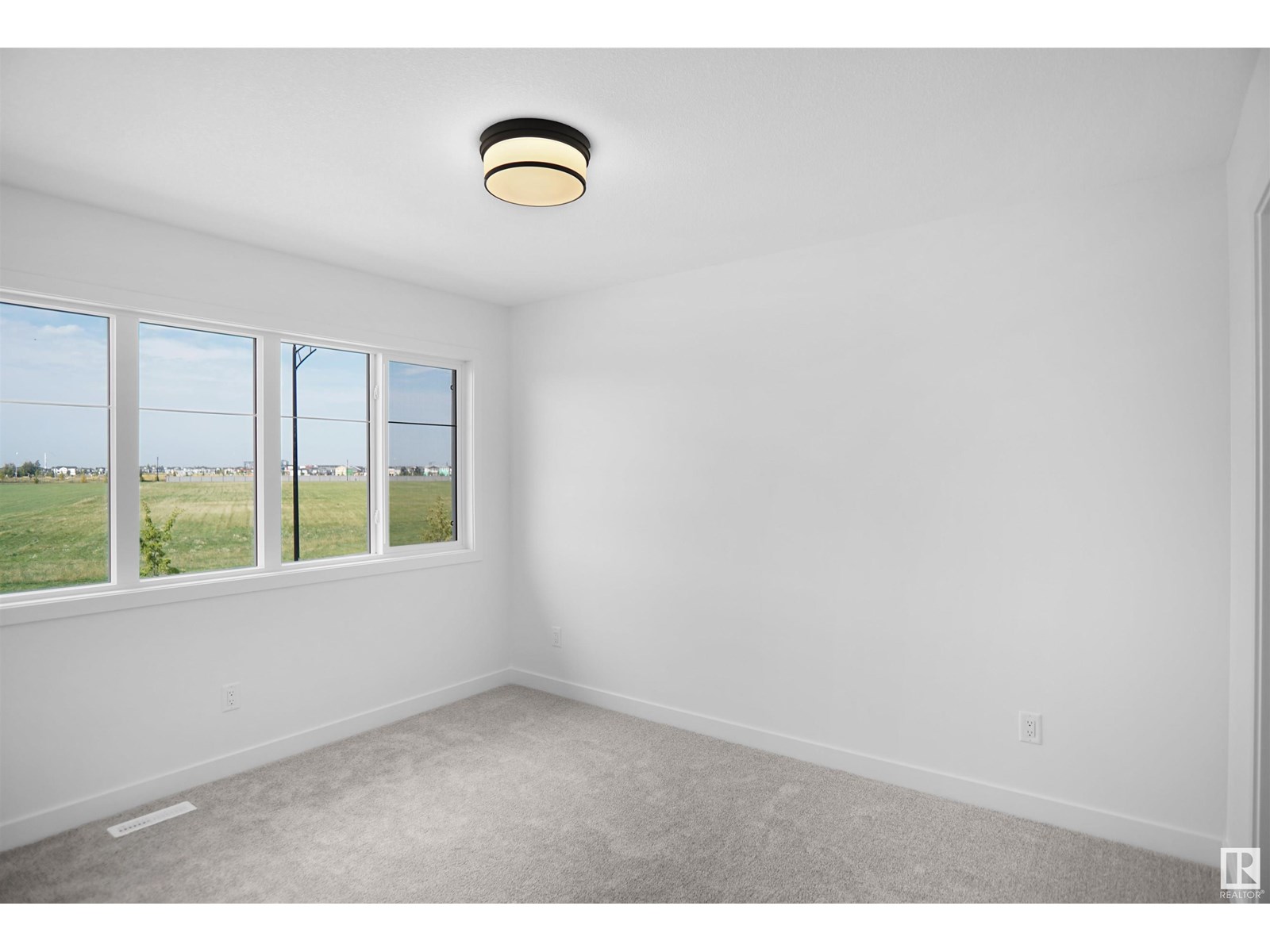 Photo 3 of 19443 22 Av Nw, Edmonton AB