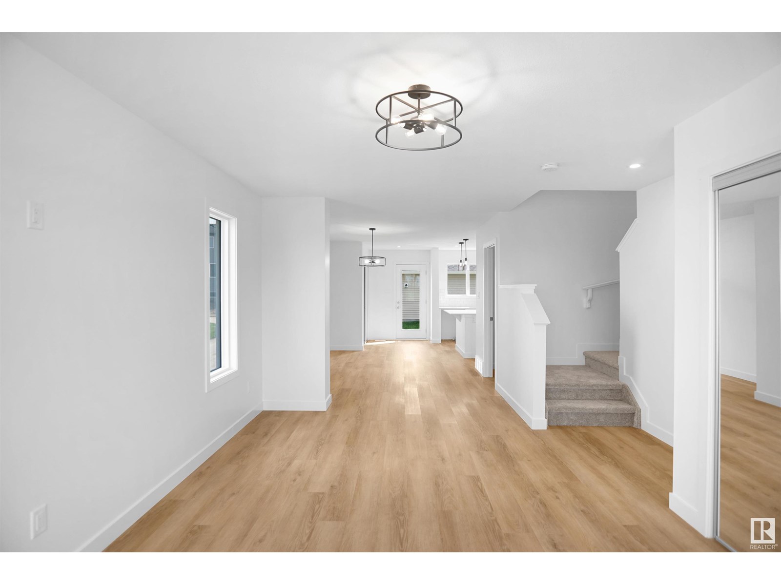 Photo 5 of 19443 22 Av Nw, Edmonton AB