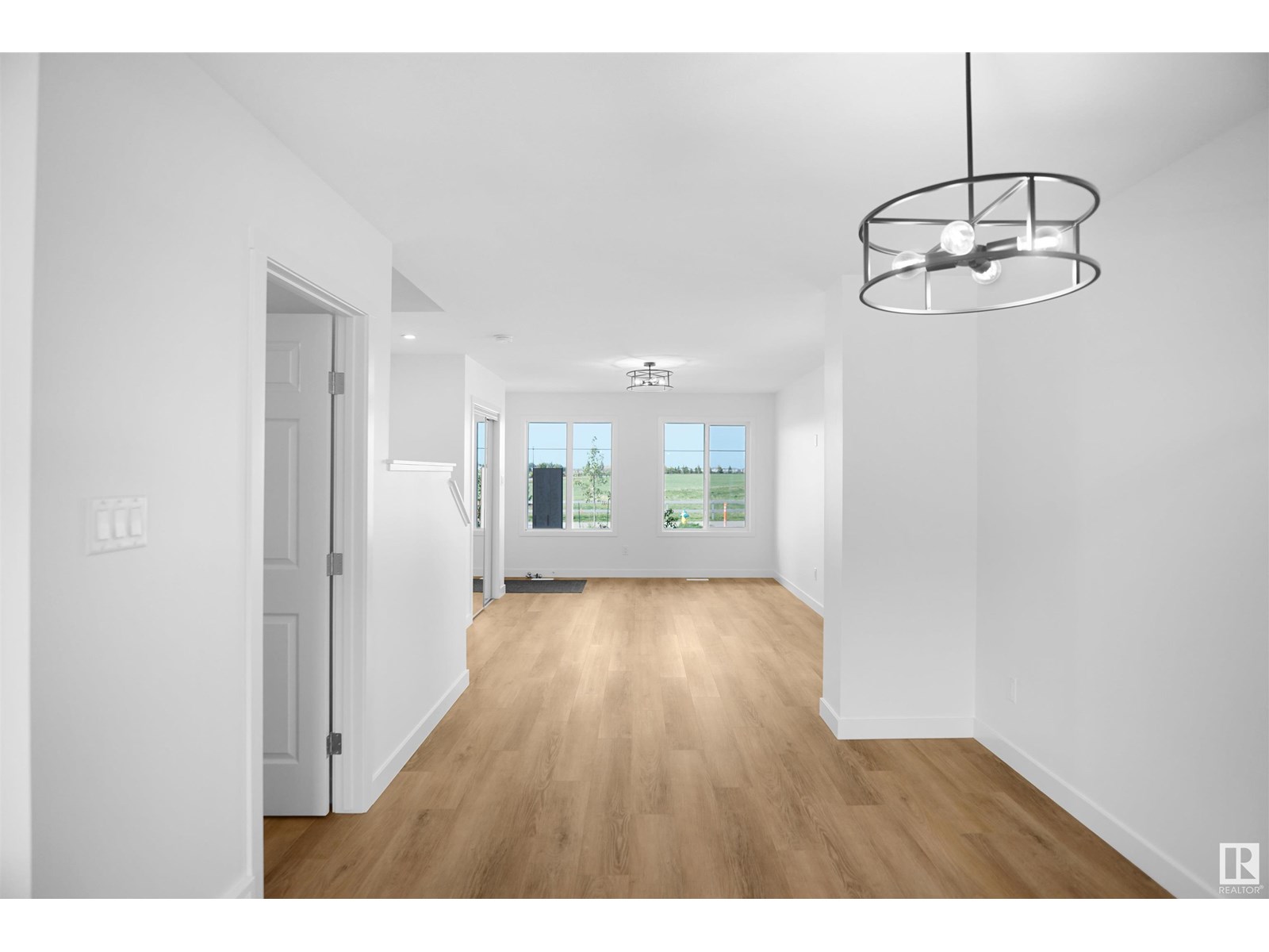 Photo 5 of 19445 22 Av Nw, Edmonton AB