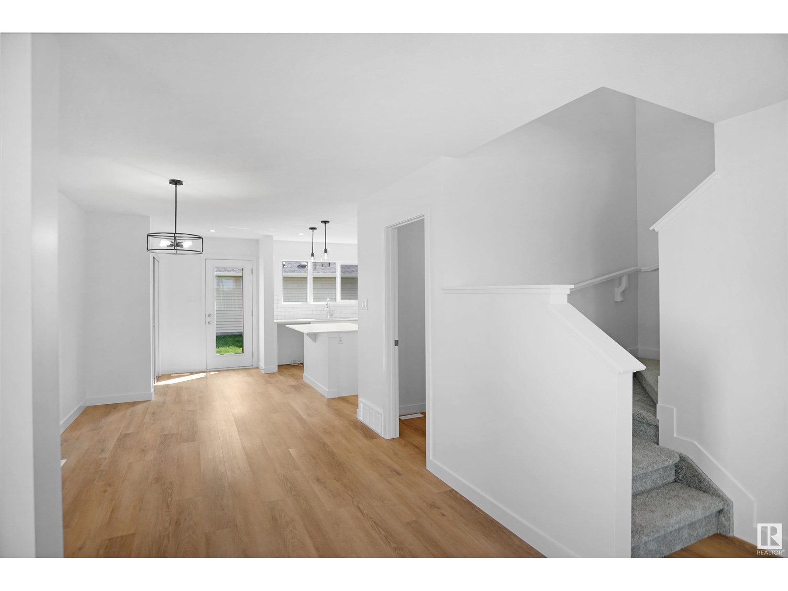 Photo 8 of 19445 22 Av Nw, Edmonton AB