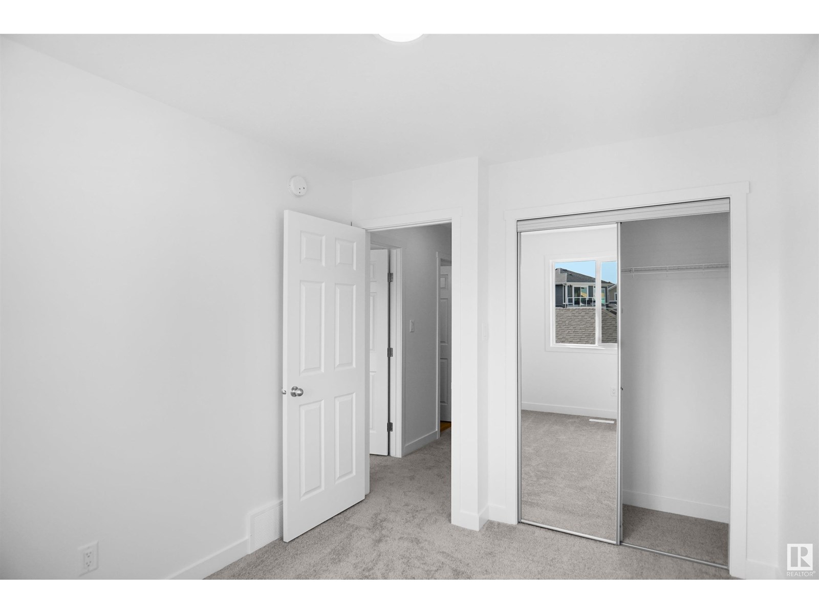 Photo 11 of 19447 22 Av Nw, Edmonton AB