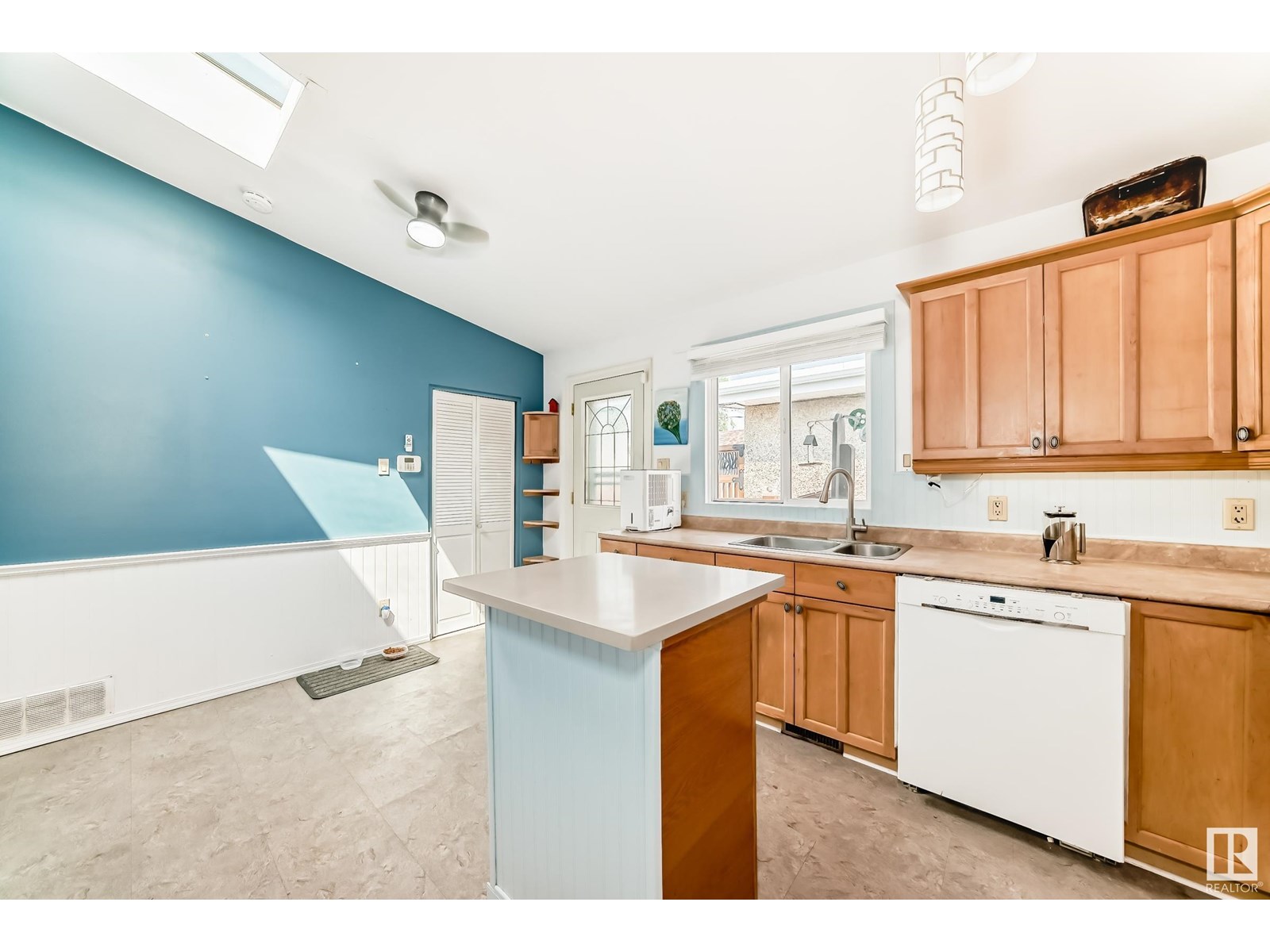 Photo 3 of 10952 157 St Nw, Edmonton AB