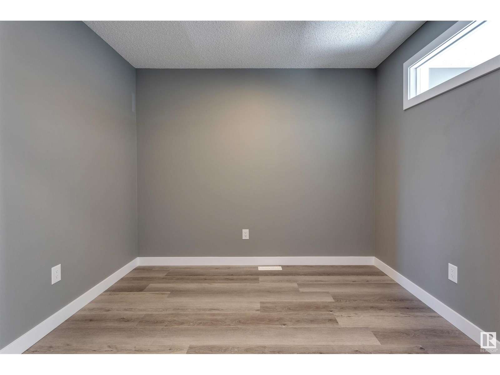 Photo 4 of 7122 52 Av, Beaumont AB
