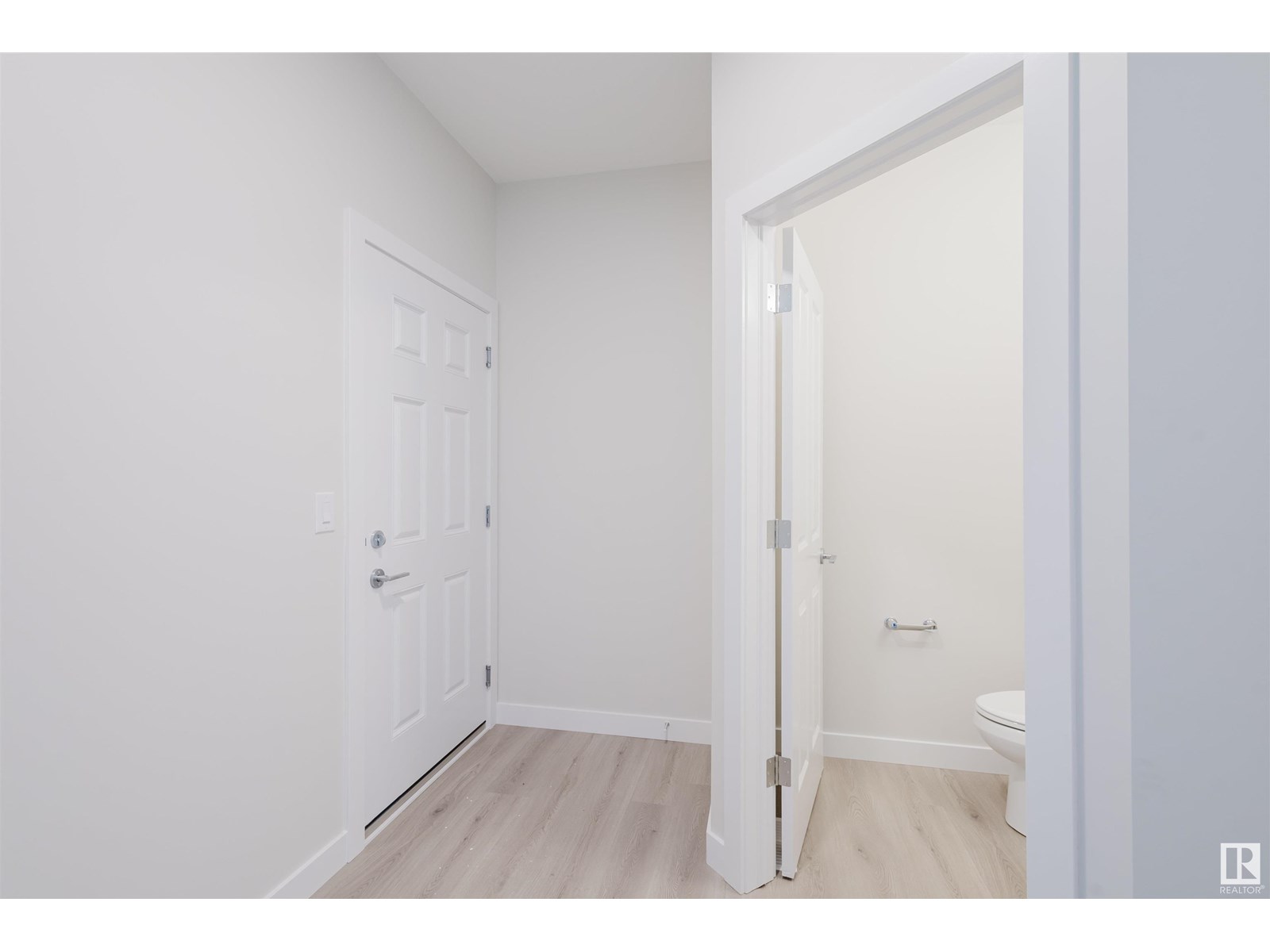 Photo 4 of 5107 71 St, Beaumont AB