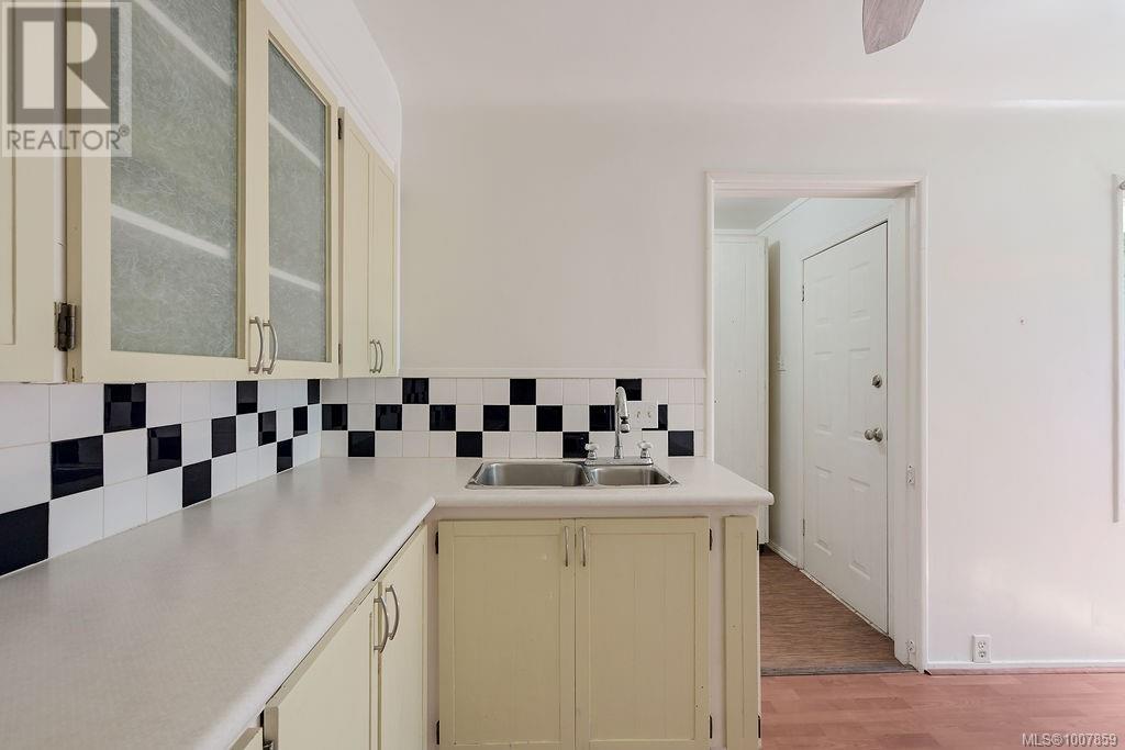 Photo 5 of 2727 Fifth St, Victoria BC