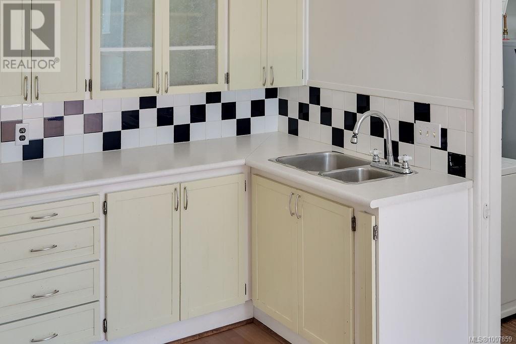 Photo 10 of 2727 Fifth St, Victoria BC