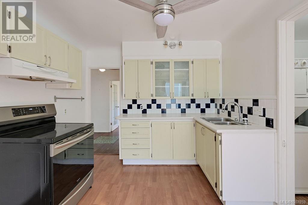 Photo 8 of 2727 Fifth St, Victoria BC