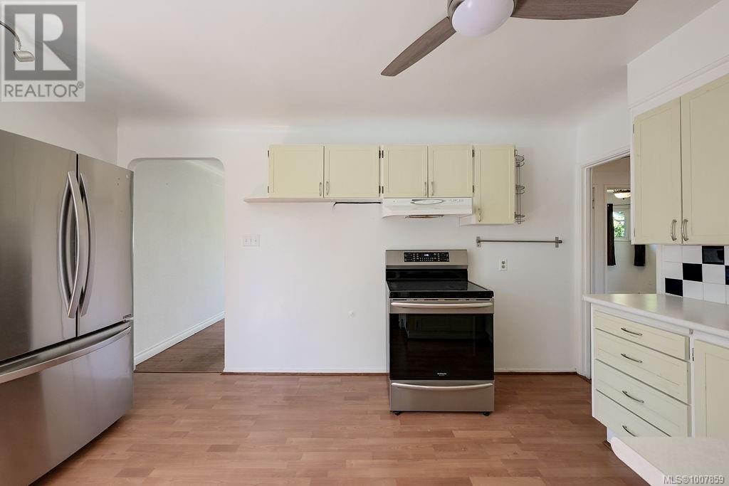 Photo 11 of 2727 Fifth St, Victoria BC