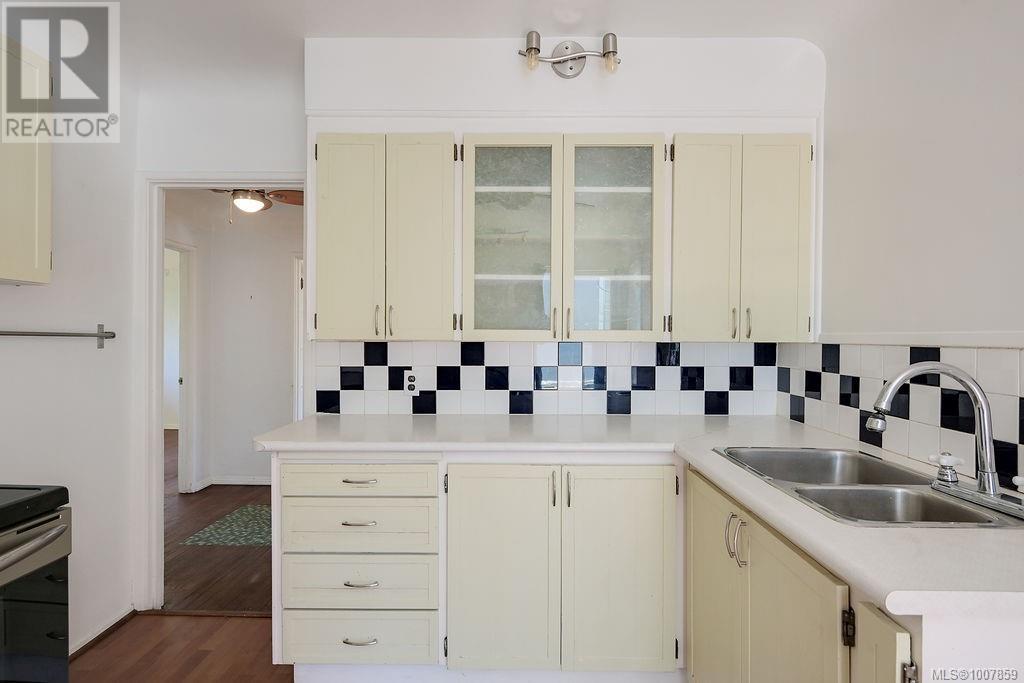 Photo 18 of 2727 Fifth St, Victoria BC