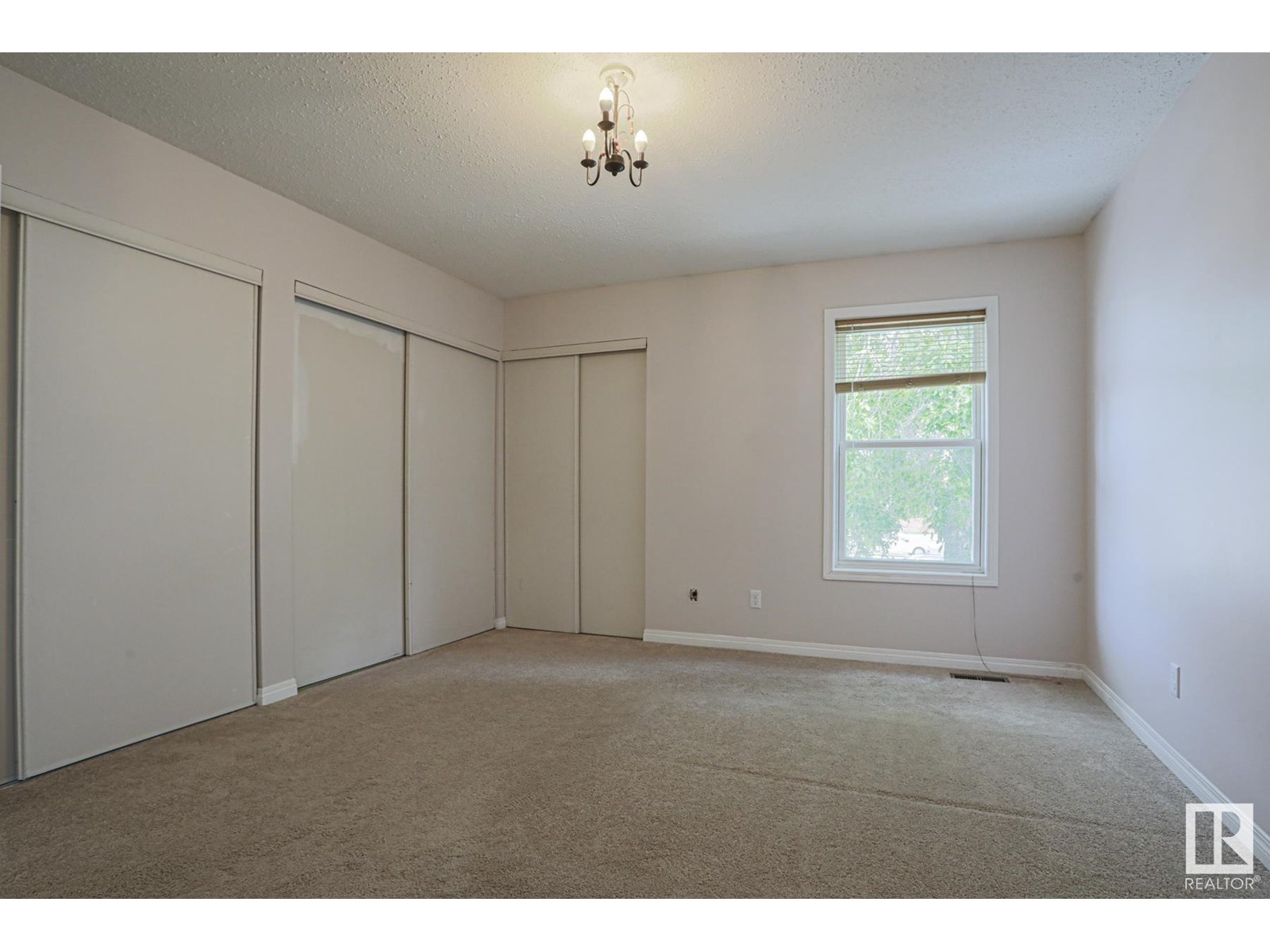 Photo 14 of 606 Saddleback Rd Nw, Edmonton AB