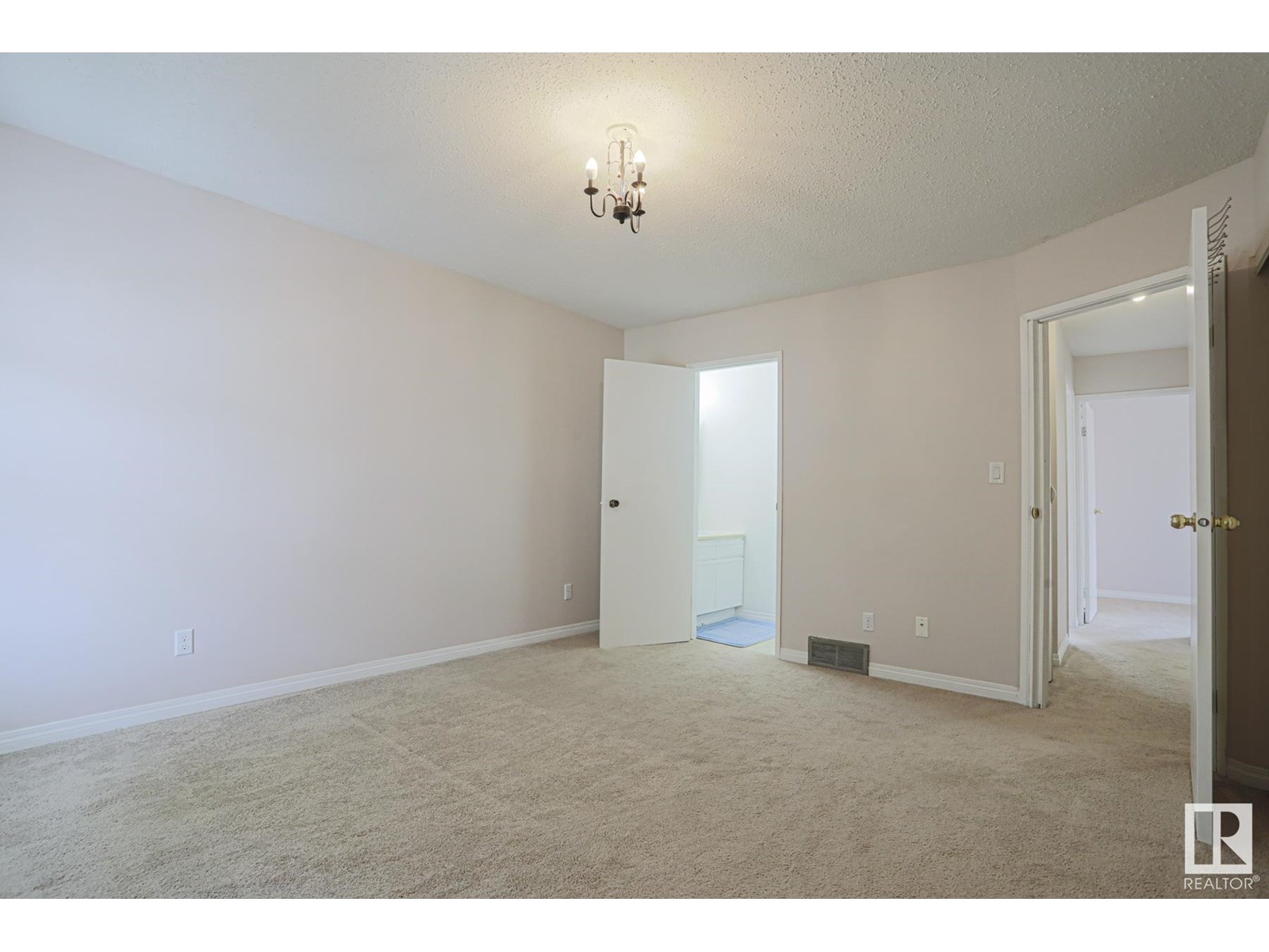 Photo 3 of 606 Saddleback Rd Nw, Edmonton AB