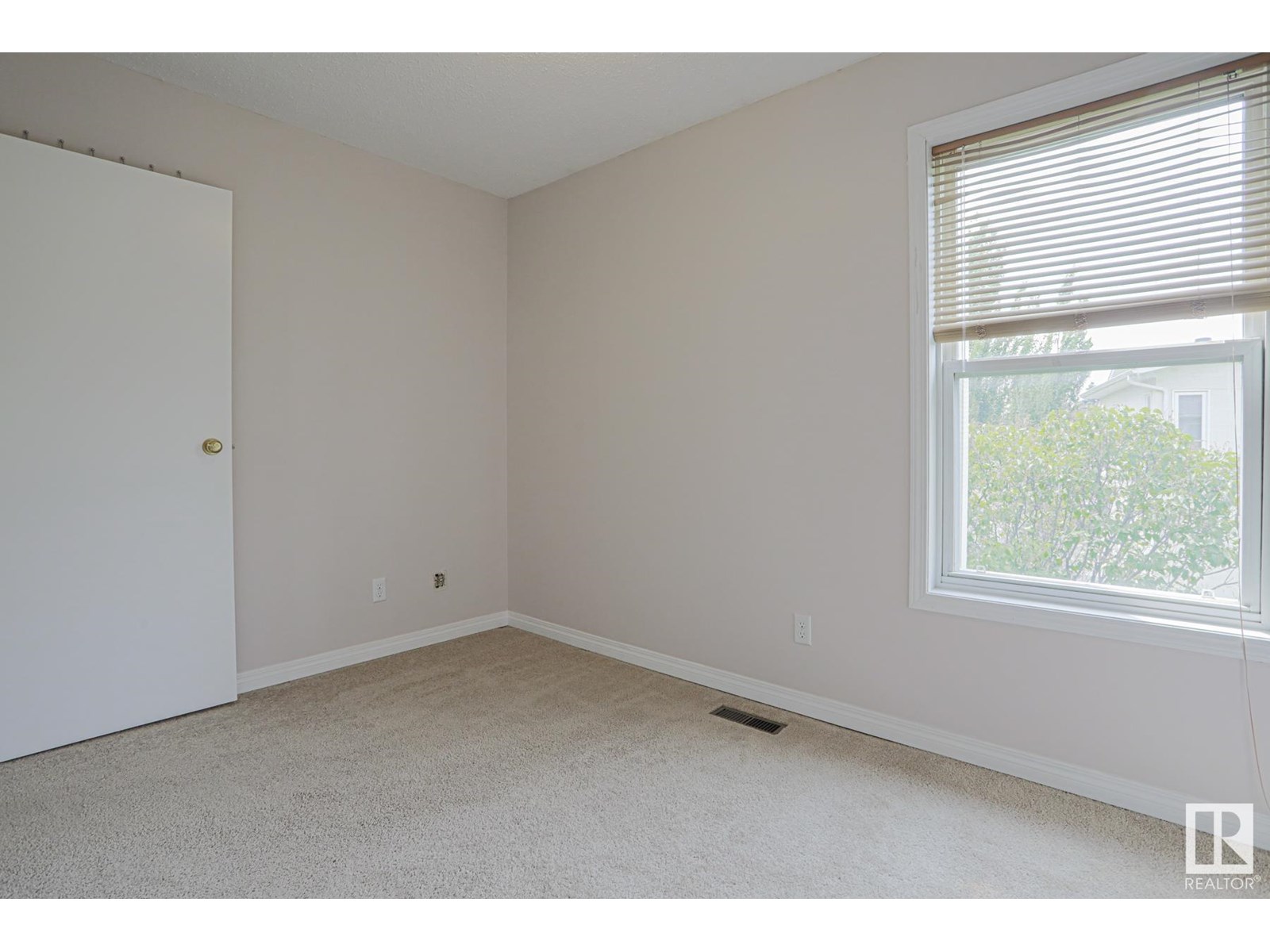 Photo 12 of 606 Saddleback Rd Nw, Edmonton AB