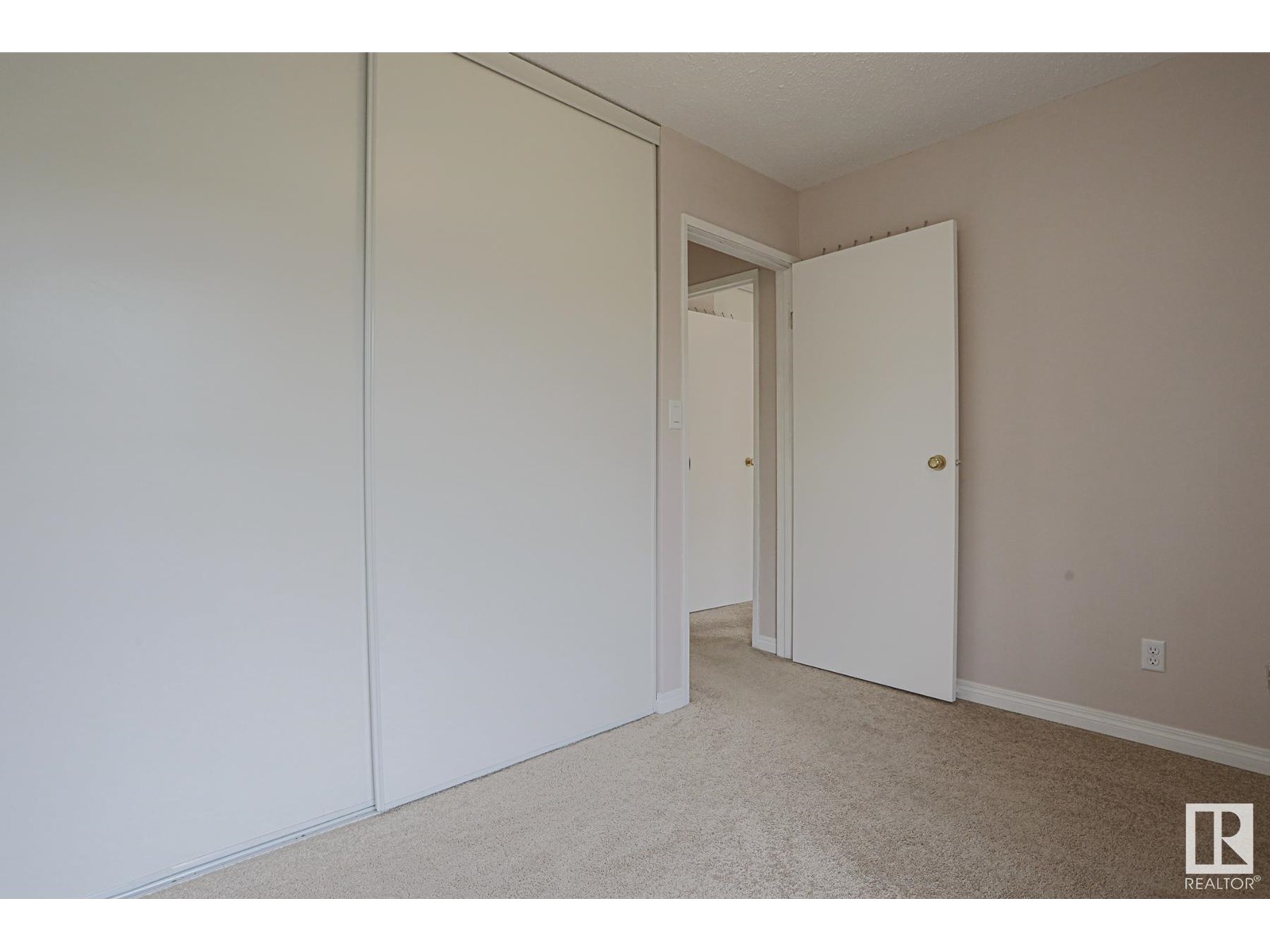 Photo 8 of 606 Saddleback Rd Nw, Edmonton AB