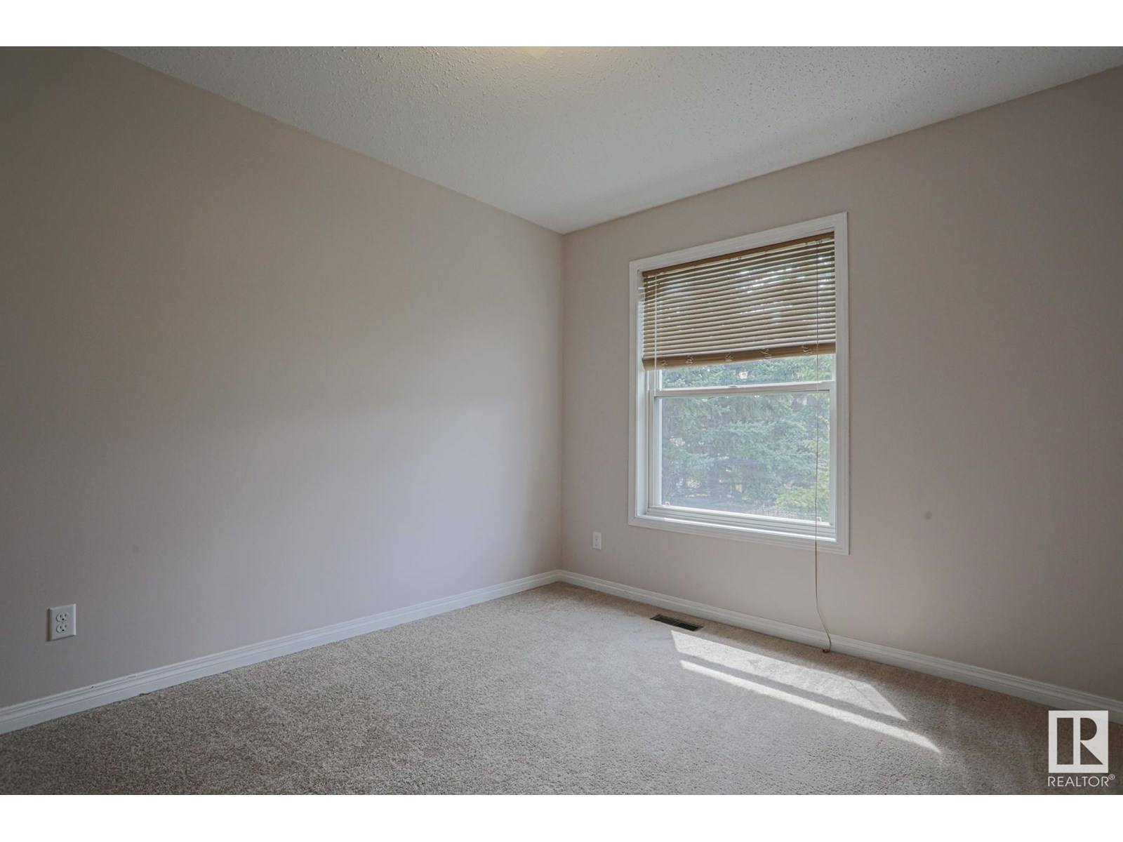 Photo 9 of 606 Saddleback Rd Nw, Edmonton AB