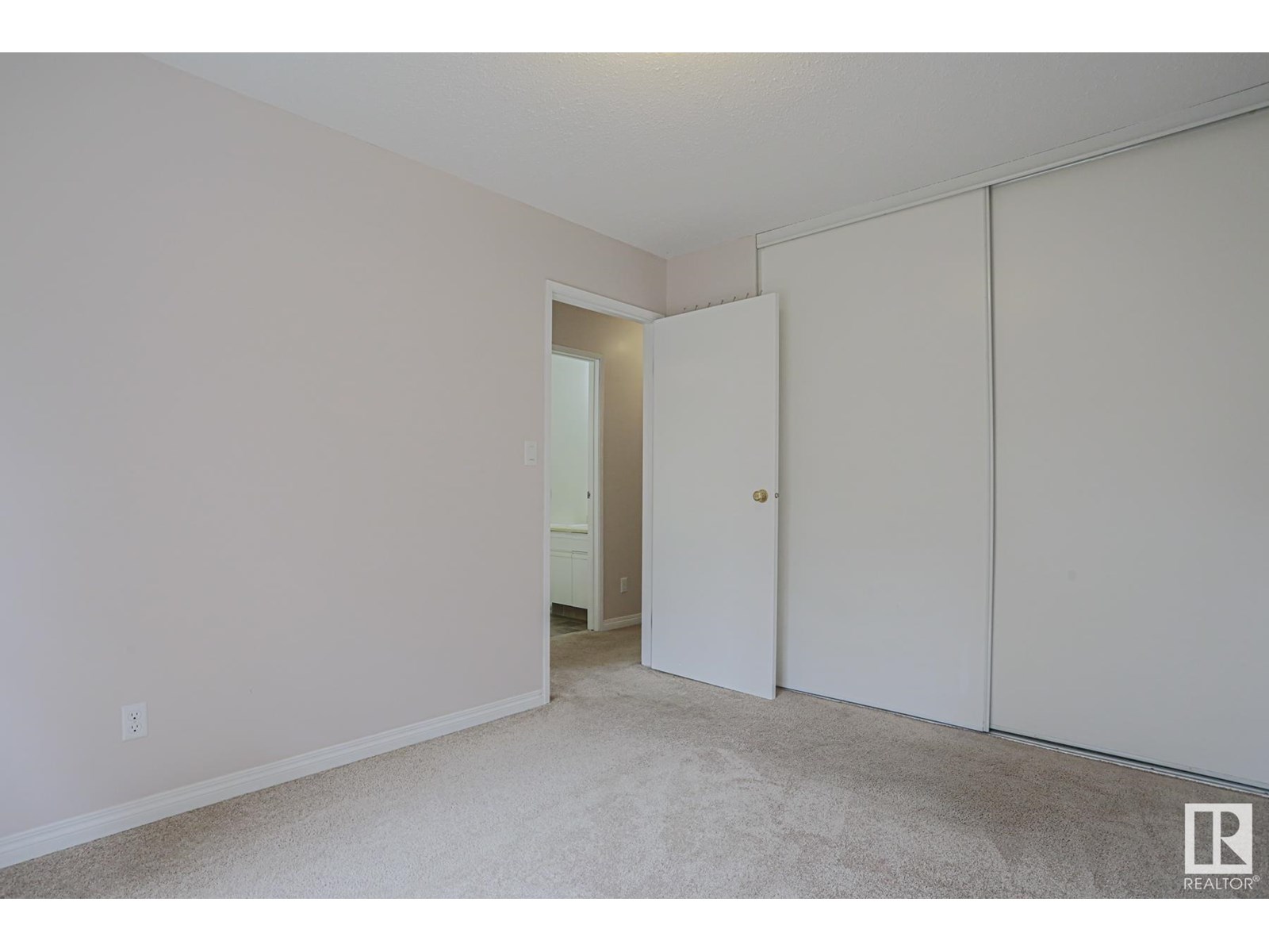 Photo 2 of 606 Saddleback Rd Nw, Edmonton AB