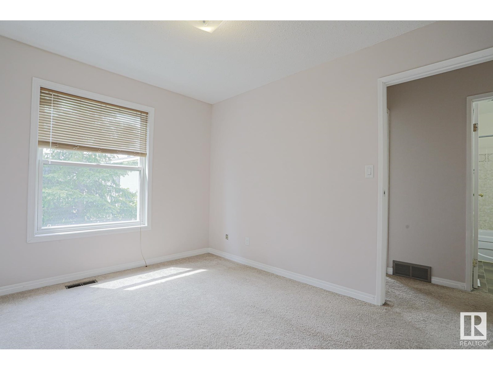 Photo 11 of 606 Saddleback Rd Nw, Edmonton AB