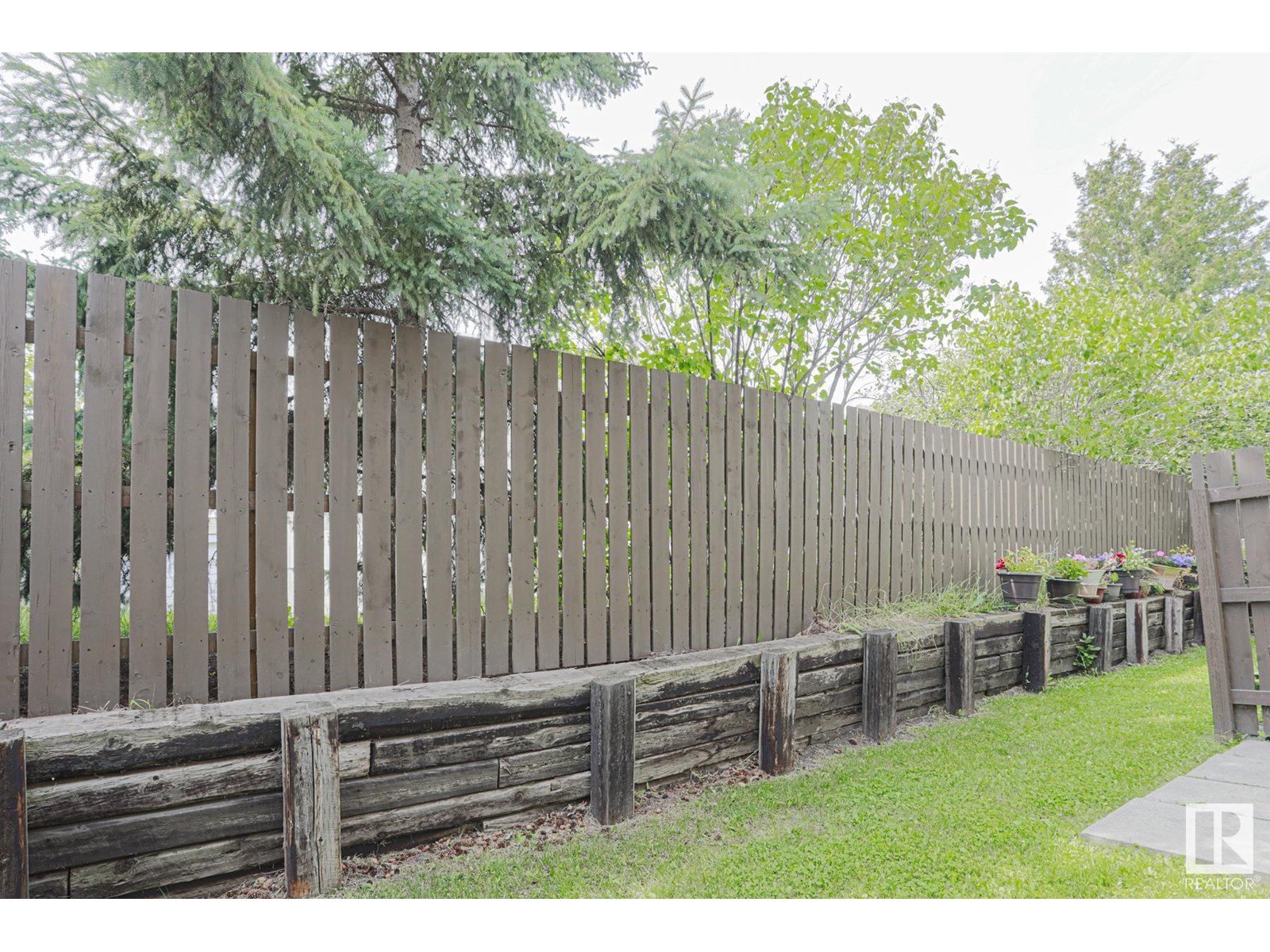 Photo 10 of 606 Saddleback Rd Nw, Edmonton AB