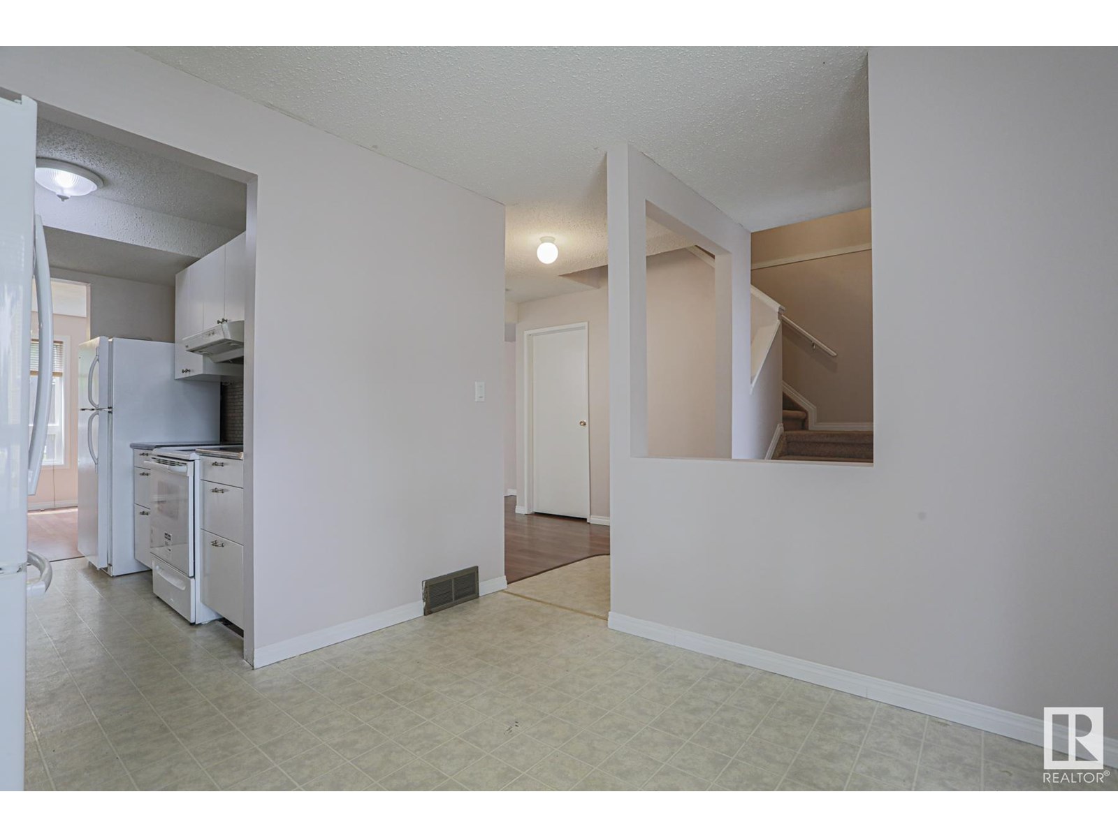 Photo 4 of 606 Saddleback Rd Nw, Edmonton AB