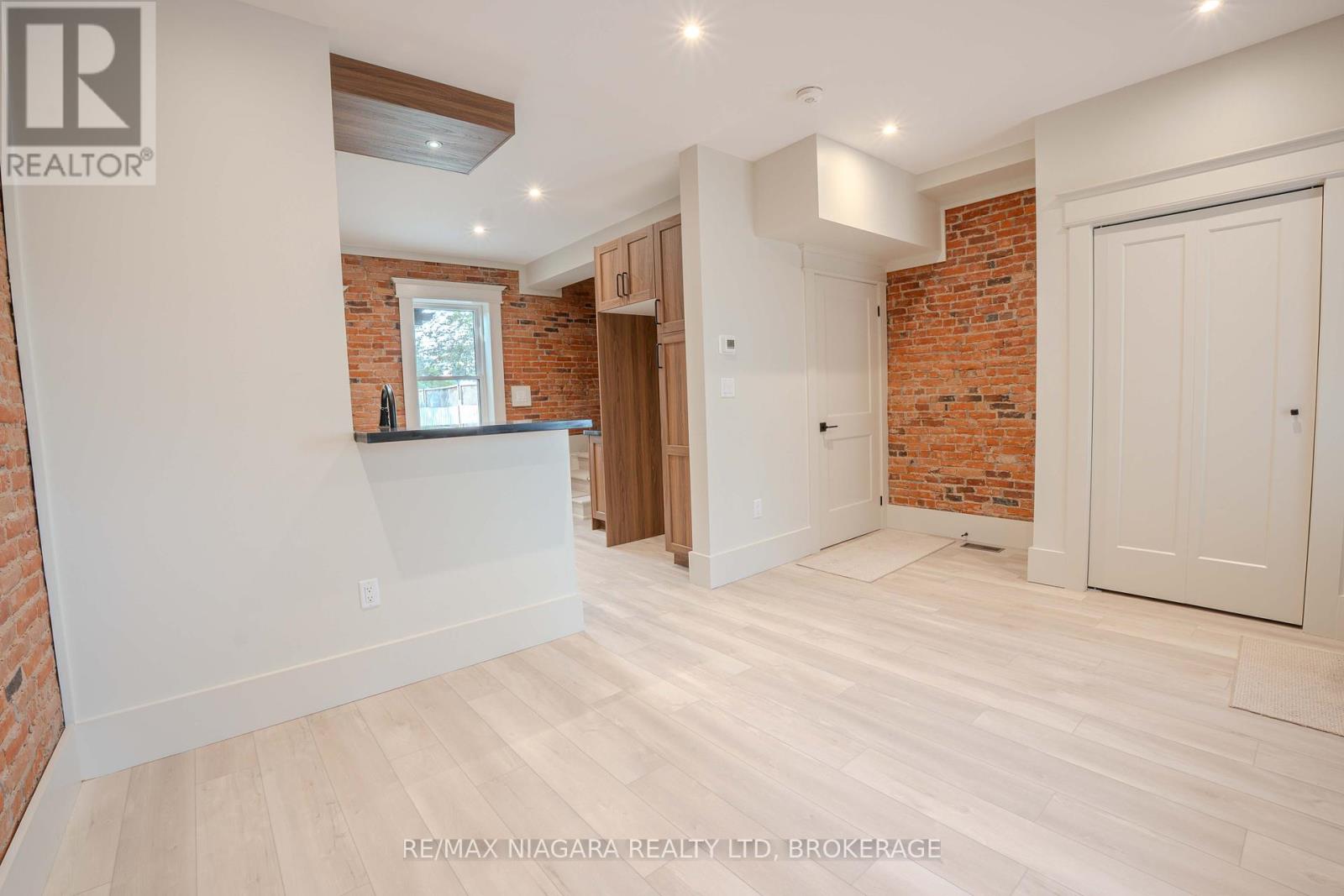 Photo 3 of 6 Almond Street, St Catharines ON
