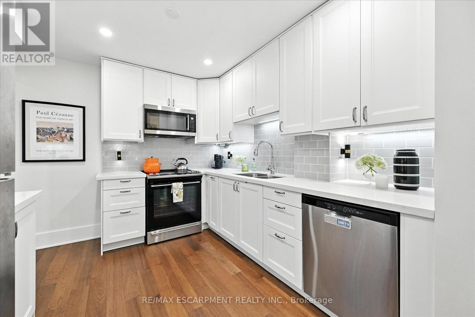 Photo 7 of 3 445 Woodview Road, Burlington ON