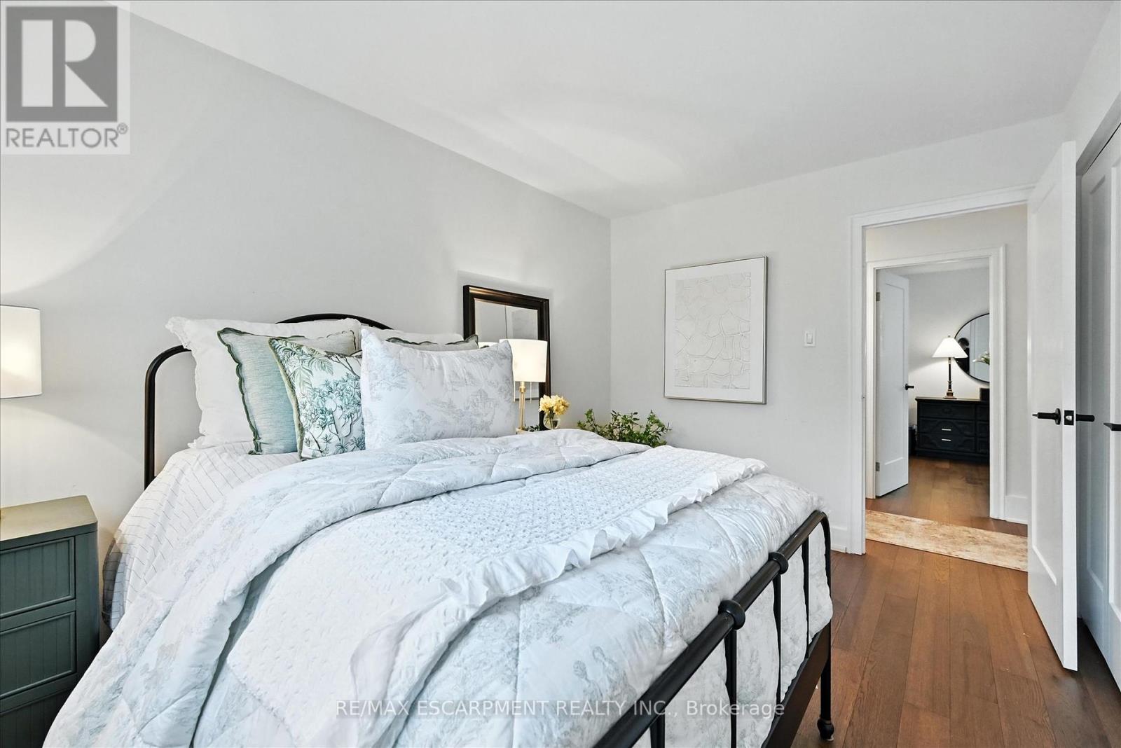 Photo 13 of 3 445 Woodview Road, Burlington ON