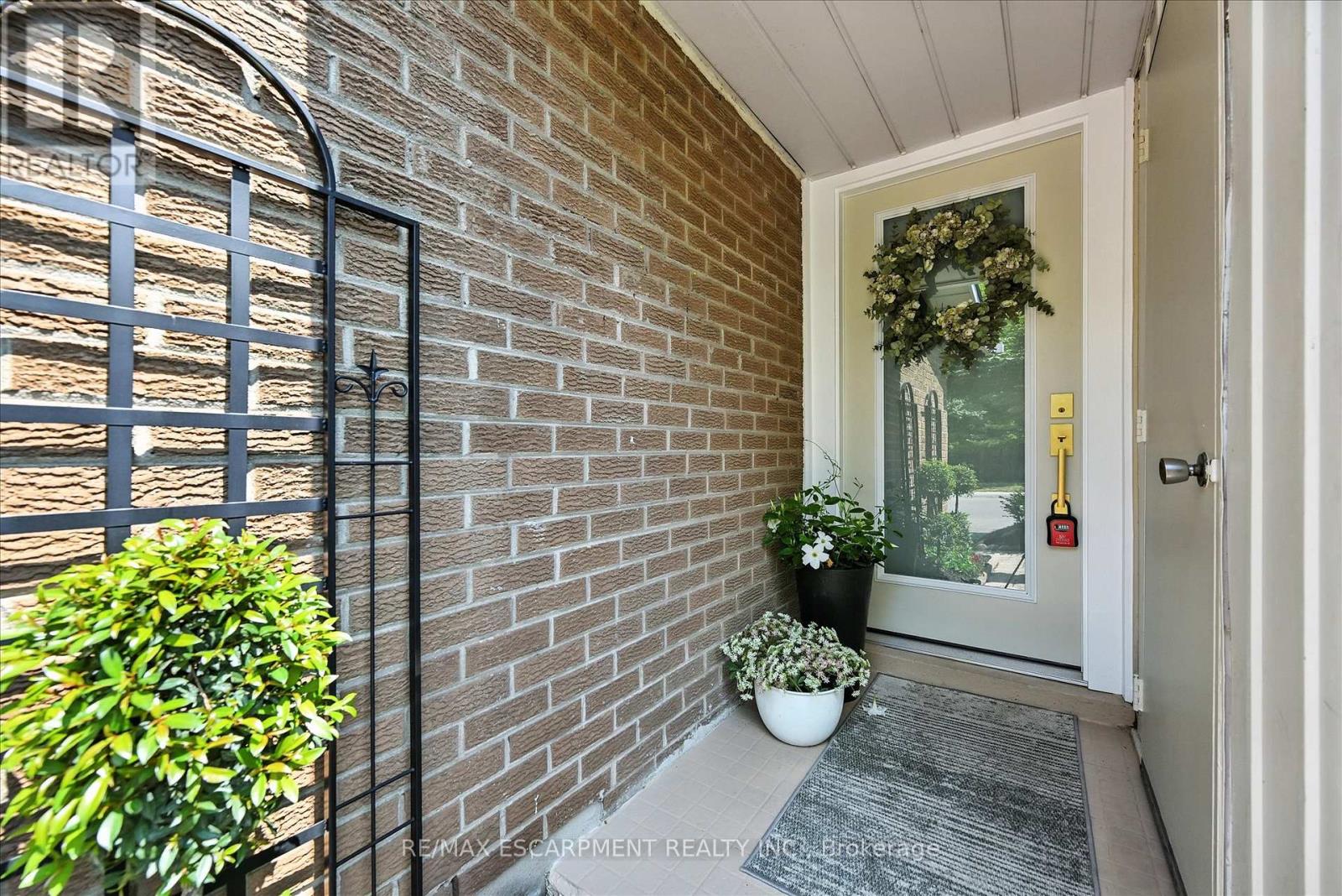 Photo 8 of 3 445 Woodview Road, Burlington ON