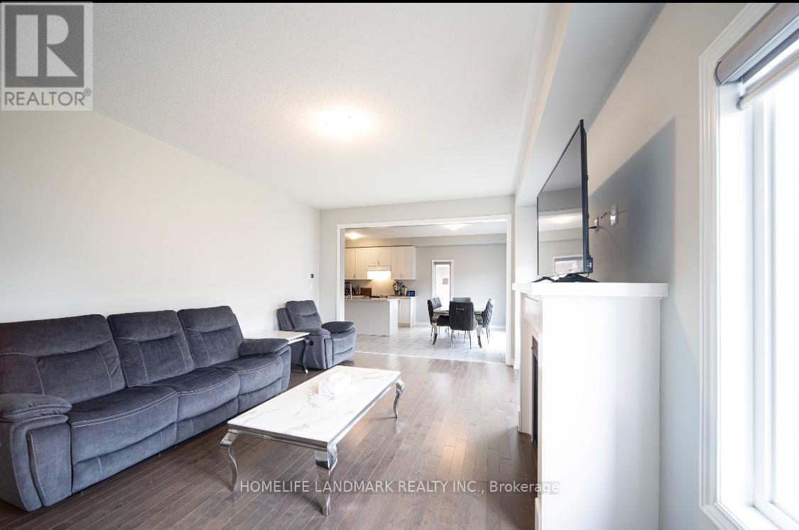 Photo 13 of 224 Danny Wheeler Boulevard, Georgina ON