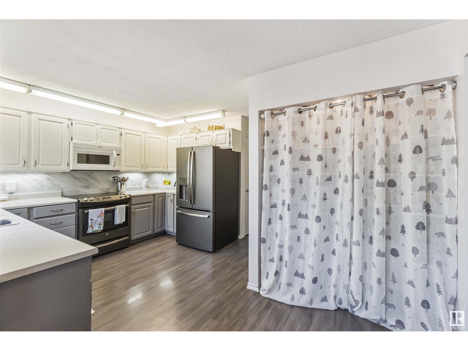 Photo 16 of 9818 185 St Nw, Edmonton AB