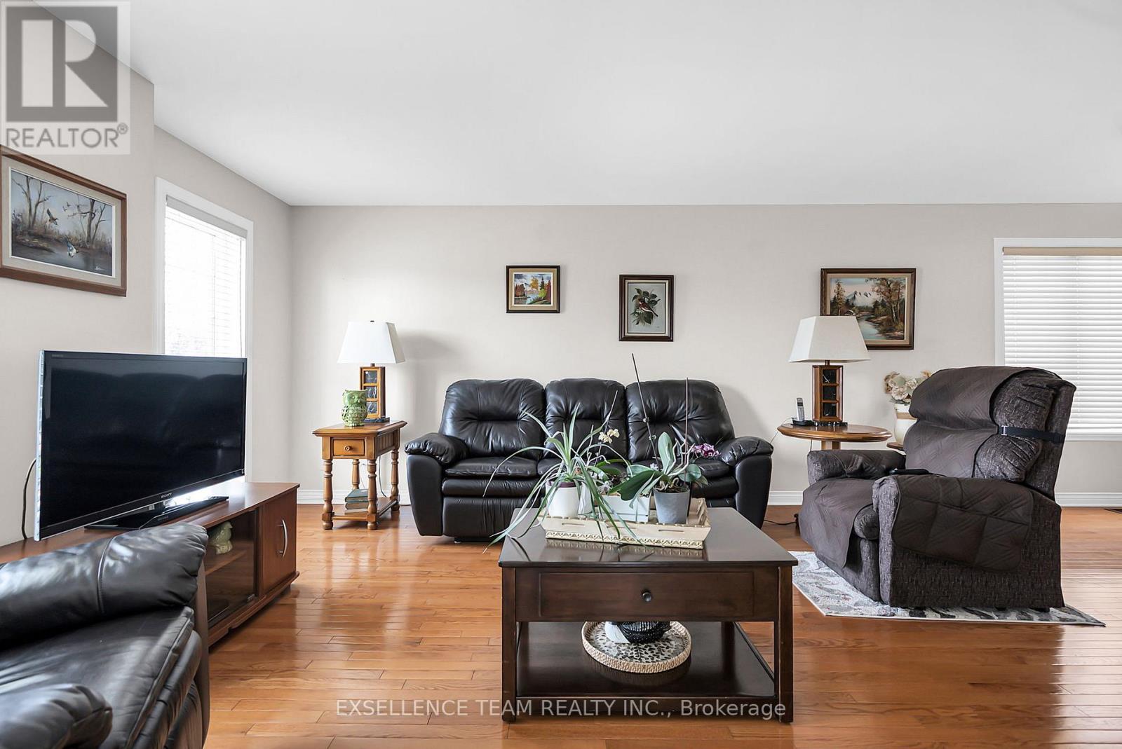 Photo 37 of 1294 Daprat Avenue, Cornwall ON
