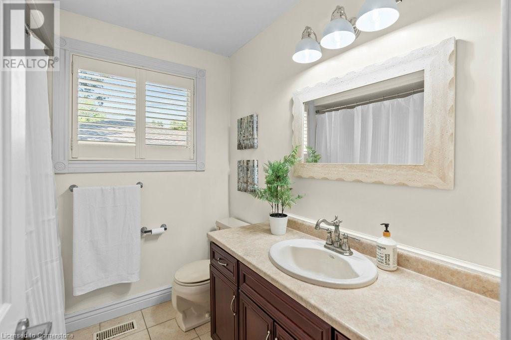 Photo 33 of 44 Cedarland Drive, Brantford ON